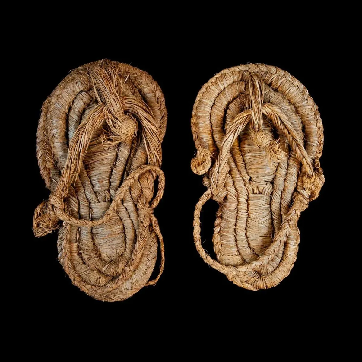 Sandalias hechas de hierba de esparto, con una antigüedad de 7.000 años, fueron descubiertas en la Cueva de los Murciélagos, España, datadas entre el 5200 y el 4800 a.C